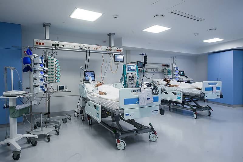 Zwei Intensivbetten mit Übungspuppen in Intensivbereich