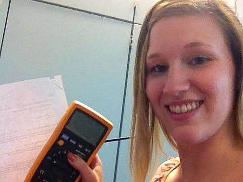 Schülerin lächelt in die Kamera, nachdem Sie das Problem lösen konnte