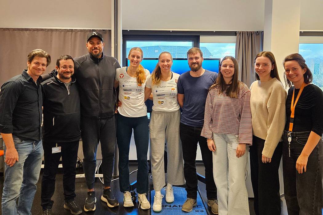 Eine Gruppe von neun Personen posiert für ein Foto. 