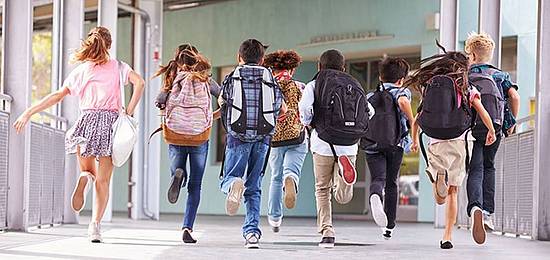 Schulkinder laufen durch Gang