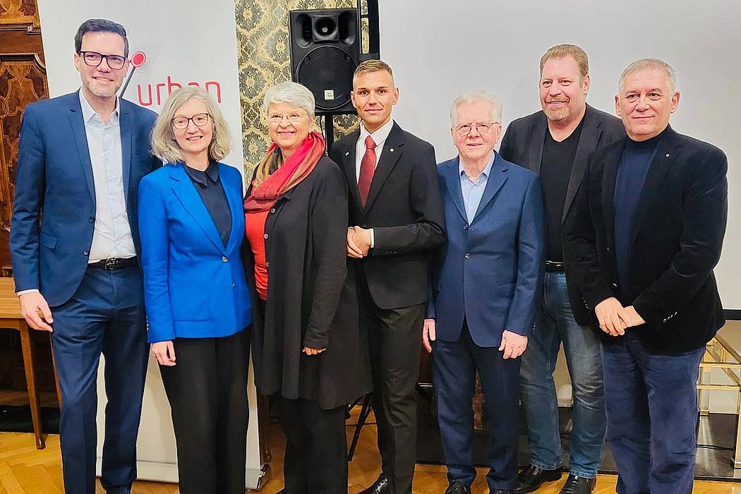 © Urban Forum Marlon Possard steht gemeinsam mit Ehrengästen in einer Reihe