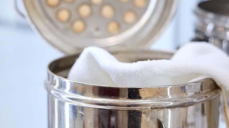 Eine Schimmelbusch Trommel für Wundauflagen aus dem Jahr 1950