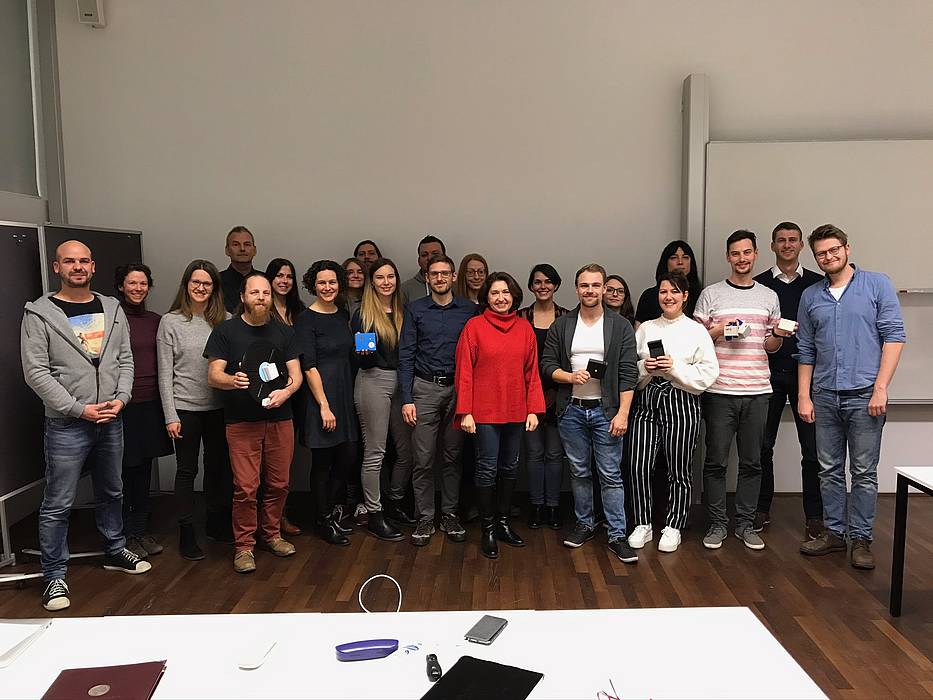 Gruppe von Studierenden steht im Lehrsaal