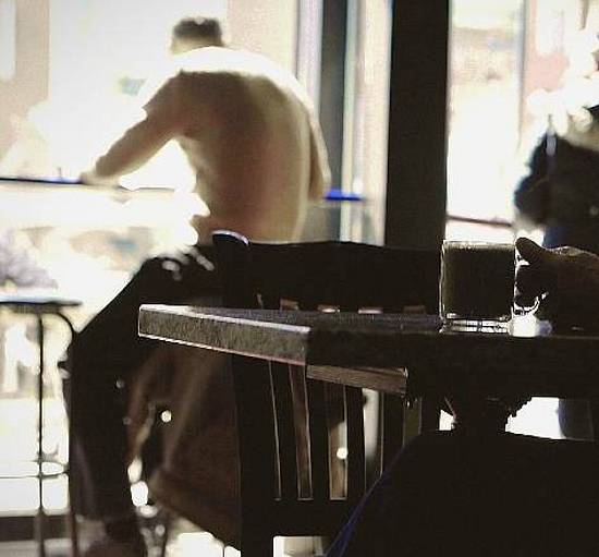 3 Personen sitzen einzeln im Kaffeehaus, die Gesichter sind nicht erkennbar