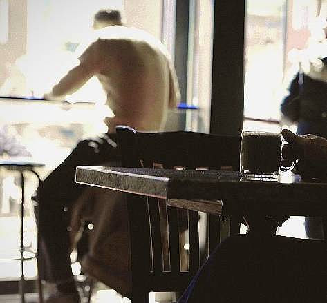 3 Personen sitzen einzeln im Kaffeehaus, die Gesichter sind nicht erkennbar