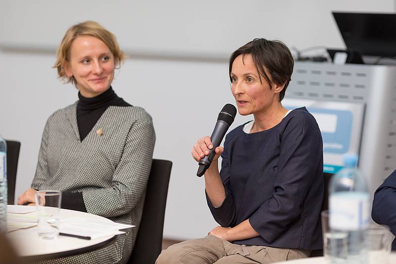 Zwei Frauen bei einer Podiumsdiskussion