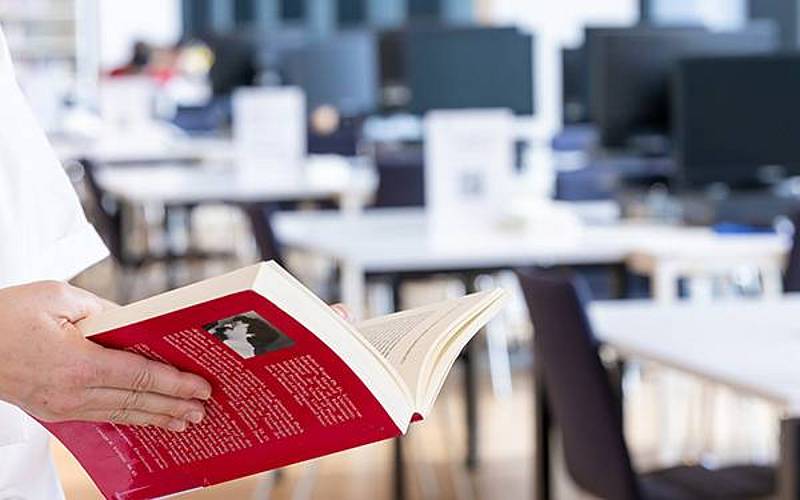 Ein Eindruck der PC-Arbeitsplätze der Bibliothek und Mediathek