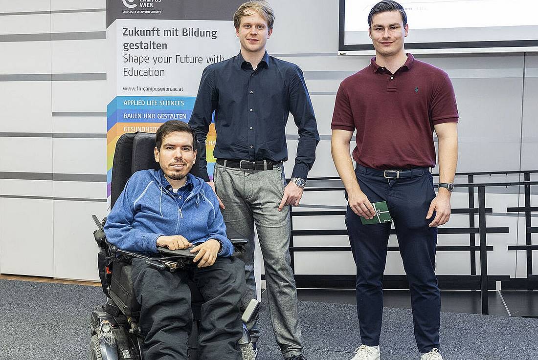 Das Team vom StartUp "Realplex" vor einem Banner der Hochschule Campus Wien