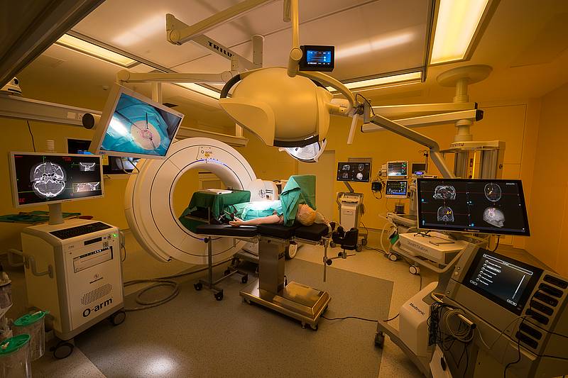 Operationssaal bei gelbem Licht