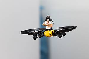 Drohne mit Elvis Figur