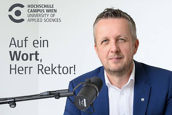 © Hochschule Campus Wien Heimo Sandtner im Podcast-Studio vor einem Mikrofon.