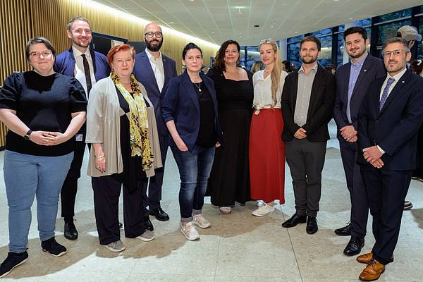 eine Gruppe von Personen im Foyer der HCW