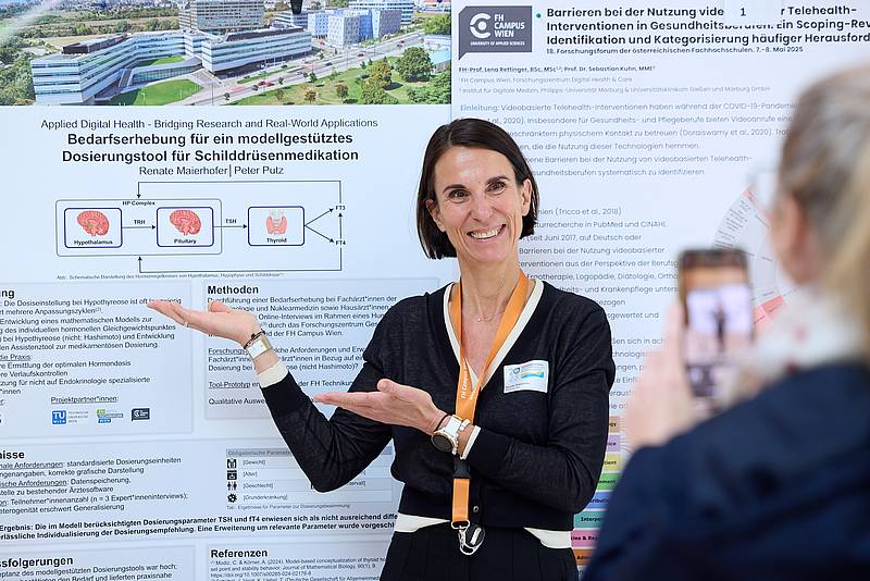 Eine Person steht vor einem Projektposter und präsentiert