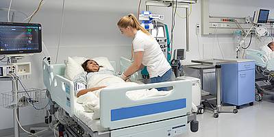 Studierende lernen mit Hilfe simulierender Patienten