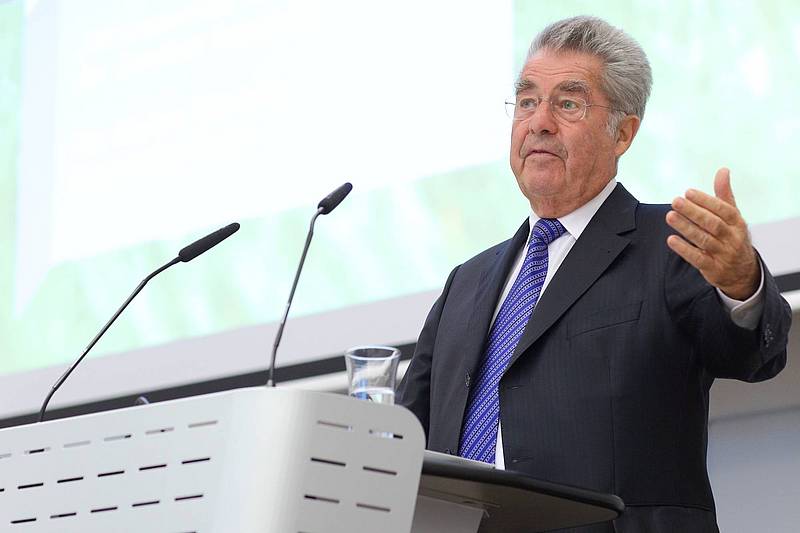 Heinz Fischer, ehemaliger Präsident, am Podium sprechend 