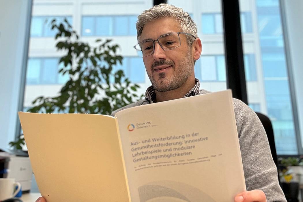 Ein Mann mit einem Bericht in der Hand