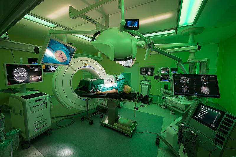 Operationssaal in grüner Lichtstimmung