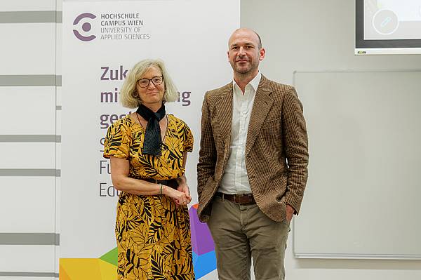 Die Vizerektorin für Forschung und Entwicklung, Elisabeth Haslinger-Baumann, mit Friedensforscher Maximilian Lakitsch.