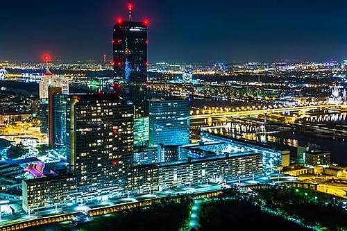 Hochhäuser bei Nacht