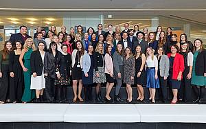 Gruppe stehender Absolvent*innen