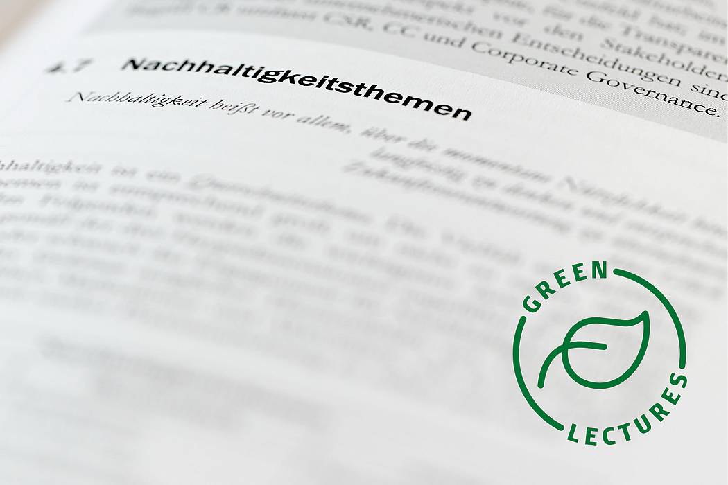 Signet "Green Lectures" vor einer mit Text beschriebenen Seite (HCW)