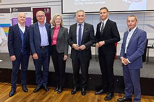 v.l.n.r.: Alfred Hödl, Bundesminister a. D. Alois Stöger, Vizerektorin Elisabeth Haslinger-Baumann, S.E. Botschafter Fate Velaj, Marlon Possard, Günter Horniak
