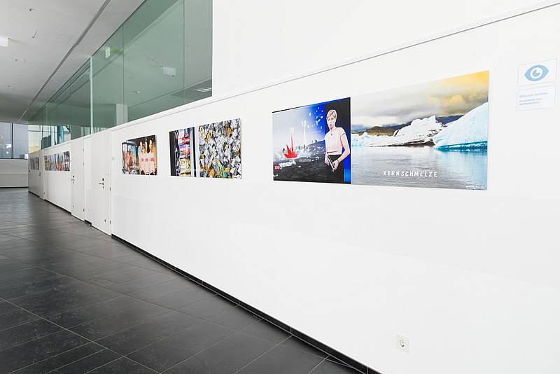 Ausstellungsgang mit Fotografien an der Wand
