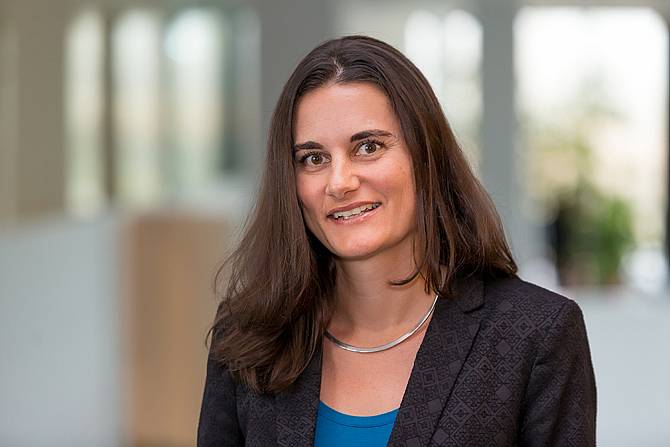 Portraitfoto von Nina Hover-Reisner in schwarzem Blazer