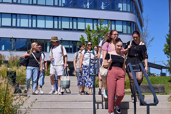 © Hochschule Campus Wien/Schedl Studierende gehen am Campus die Treppe hinunter.