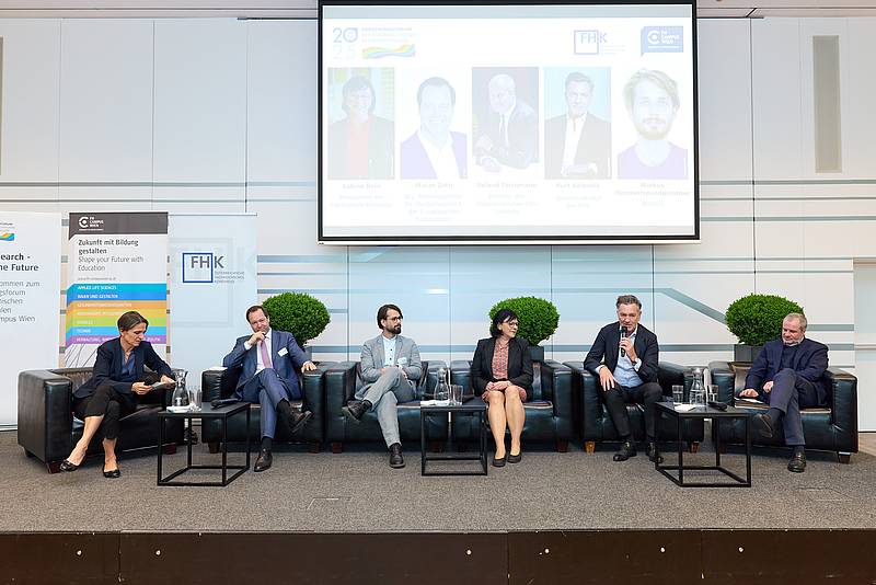 Podiumsdiskussion im Festsaal der Hochschule Campus Wien