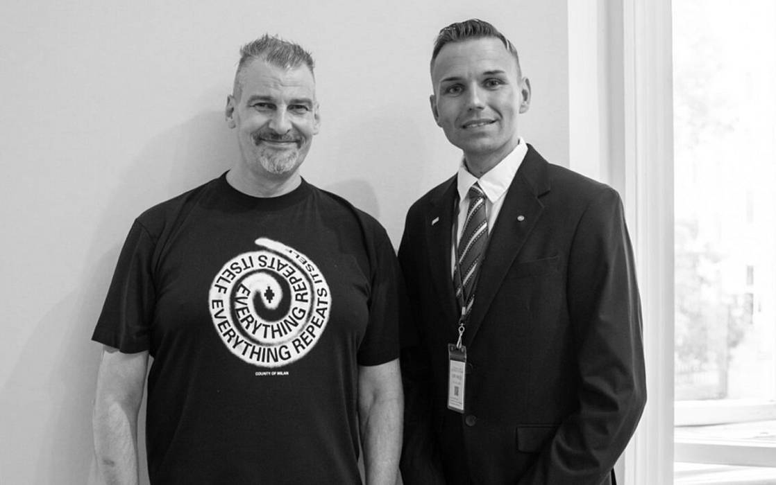 Marlon Possard nimmt die Auszeichnung entgegen.