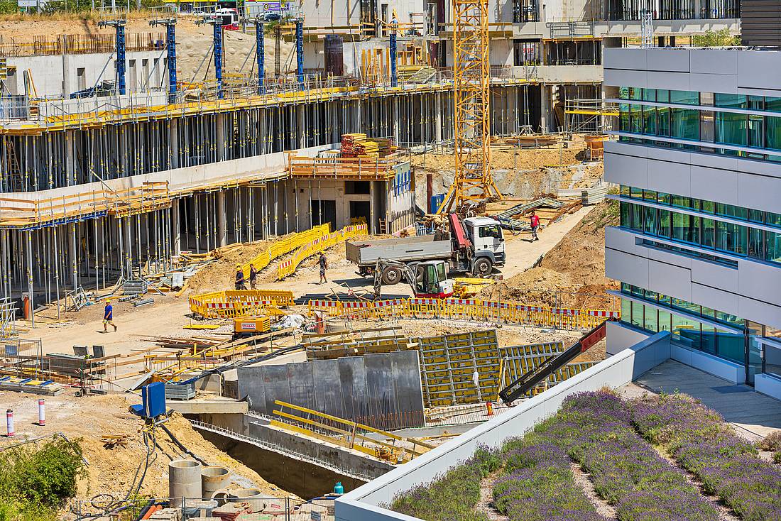 Eine große Baustelle am Campus mit Baustellenfahrzeugen