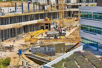 Eine große Baustelle am Campus mit Baustellenfahrzeugen