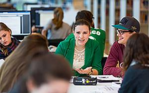 Studierende arbeiten in der Bibliothek