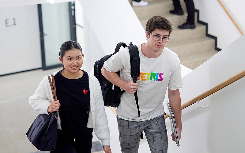 © HCW/Schedl Zwei Studierende gehen die Stiege im House of Science and Engineering der F H Campus Wien hoch