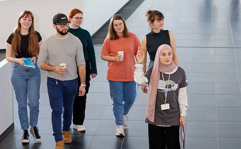 Eine kleine Gruppe von Personen folgt einem Tour-Guide