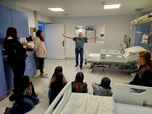 Harald Lepuschitz erklärt den Schülerinnen das OP Innovation Center. 