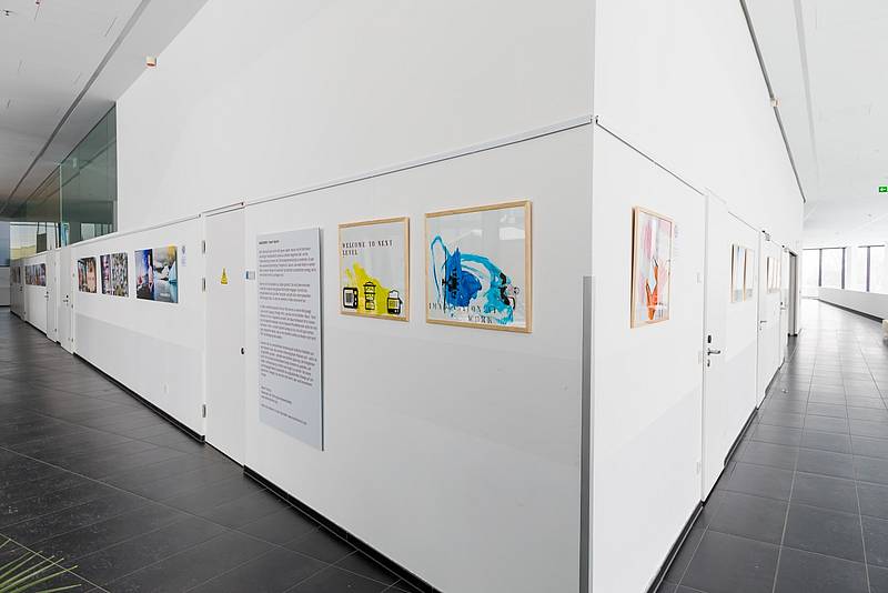 Gangecke zu zwei Ausstellungsgängen