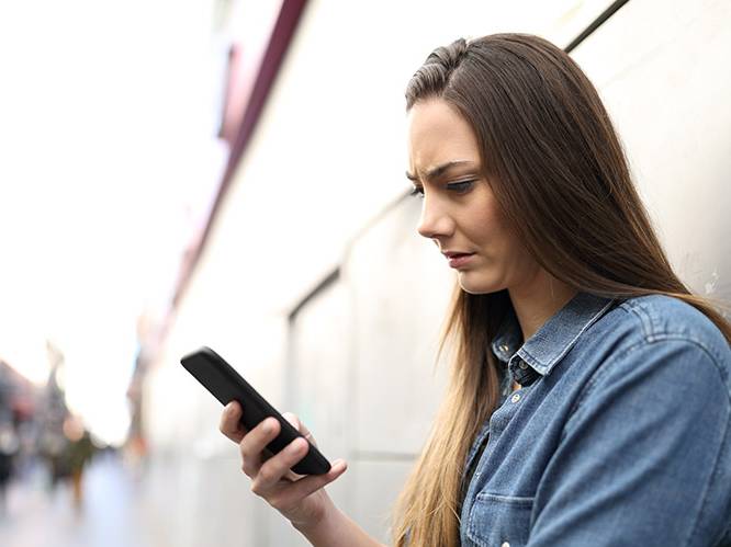 Frau blickt auf den Screen von einem Smartphone