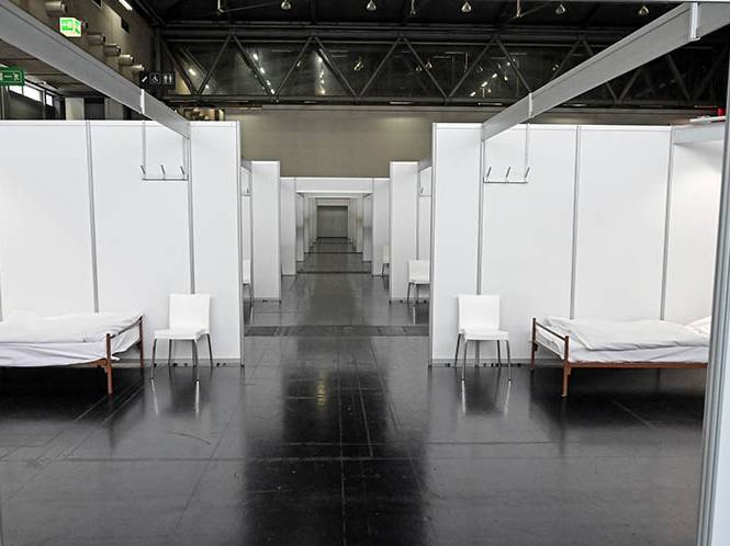 Kojen mit Krankenbetten für Covid-19 Patient*innen in der Wiener Messehalle