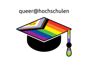 queer @ hochschulen Logo queer @ hochschulen zeigt schwarzen Absolventen oder Absolventinnen Hut. Die Deckfläche und die Kordel des Hutes zeigen Regenbogen Farben