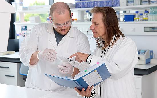 Peter Stoll und Ines Swoboda in einem Labor an der HCW