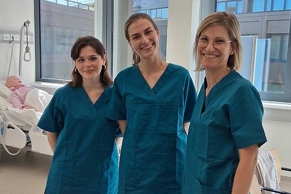 © HCW Drei Frauen im Kasack posieren für ein Foto