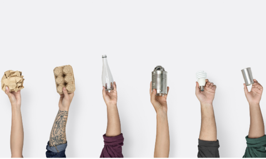 © Rawpixel.com/Shutterstock Sechs Arme halten verschiedene Verpackungen in die Höhe, wie zum Beispiel eine Plastikflasche, Dosen, einen Eierkarton, Glühbirne und Papier in die Luft