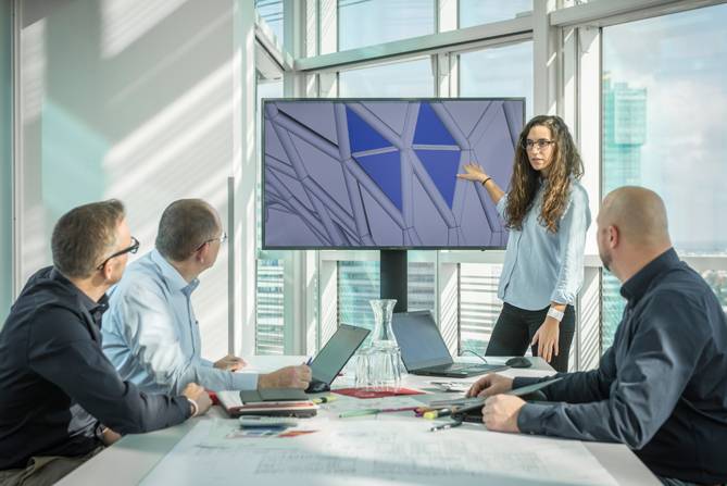 Personen, die eine Besprechung haben und einer Präsentation folgen