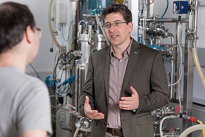 Michael Maurer im Gespräch vor Pilotanlage