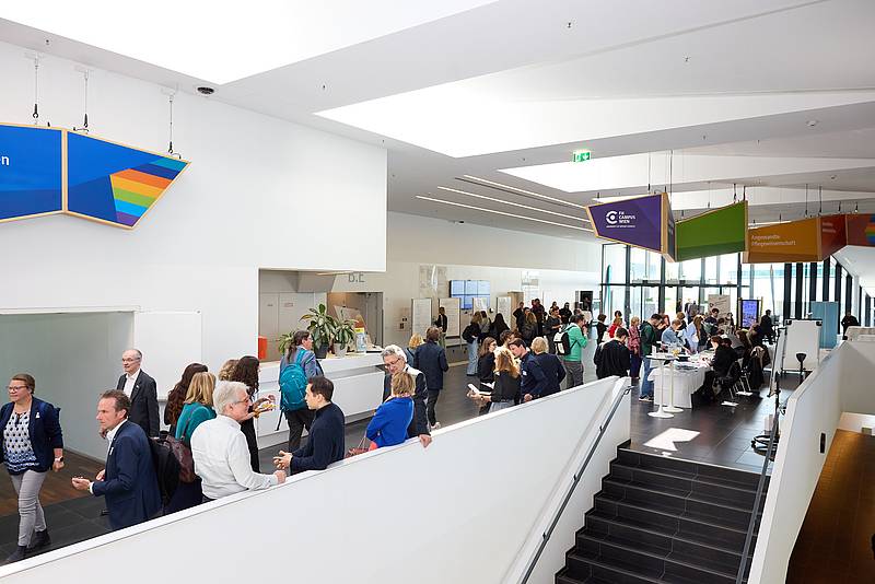 Eindruck der Besucher*innen im Foyer der Hochschule Campus Wien