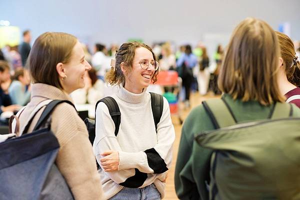 Vier Studierende unterhalten sich am Jobmarket