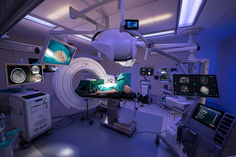 Operationssaal unter violett blauem Licht