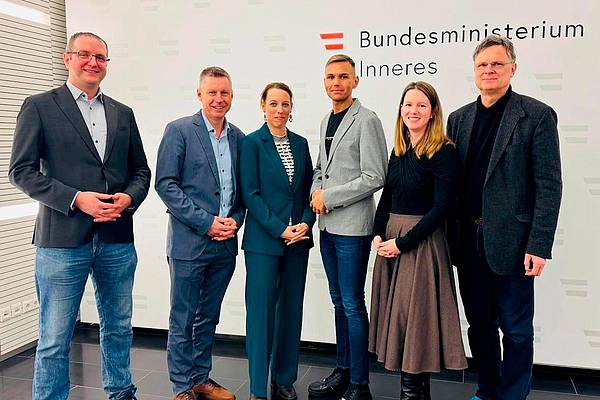 © BMI Marlon Possard (Mitte) mit führenden Vertreter*innen des Rechtsreferates und der Medien- und Öffentlichkeitsarbeit des BMI.